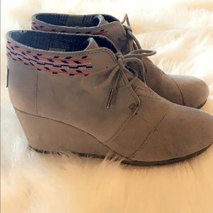 Toms boots. Light gray 9W, like new condition.